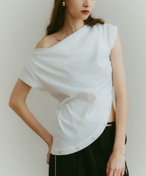 ILANIS(イラニス)の「Ease One-Shoulder Tee|ワンショルダーカットソー(Tシャツ/カットソー・レディース・レッド/ブラック/ホワイト・FREE)」の1枚目の写真