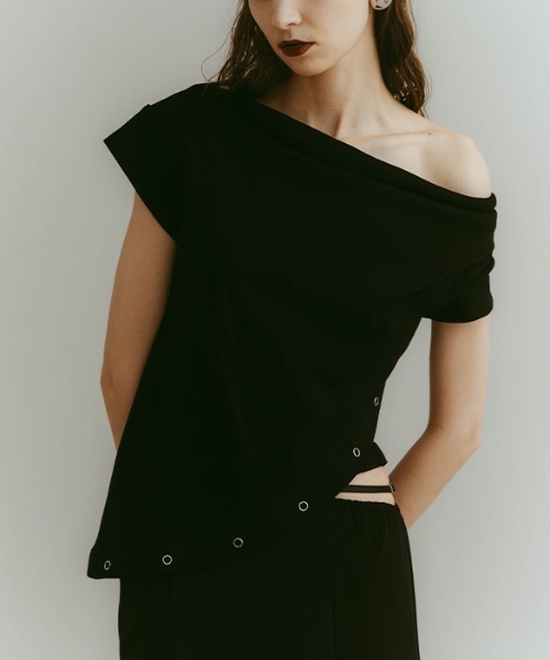 ILANIS(イラニス)の「Ease One-Shoulder Tee|ワンショルダーカットソー(Tシャツ/カットソー・レディース・レッド/ブラック/ホワイト・FREE)」の2枚目の写真