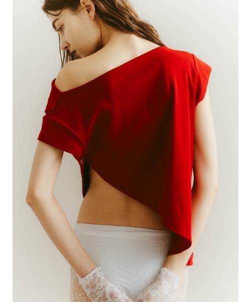 ILANIS(イラニス)の「Ease One-Shoulder Tee|ワンショルダーカットソー(Tシャツ/カットソー・レディース・レッド/ブラック/ホワイト・FREE)」の9枚目の写真