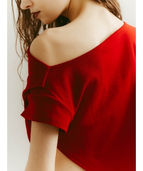 ILANIS(イラニス)の「Ease One-Shoulder Tee|ワンショルダーカットソー(Tシャツ/カットソー・レディース・レッド/ブラック/ホワイト・FREE)」の8枚目の写真