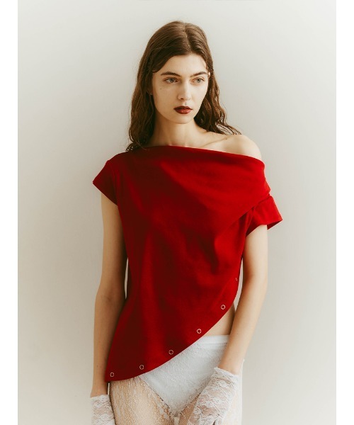 ILANIS(イラニス)の「Ease One-Shoulder Tee|ワンショルダーカットソー(Tシャツ/カットソー・レディース・レッド/ブラック/ホワイト・FREE)」の10枚目の写真