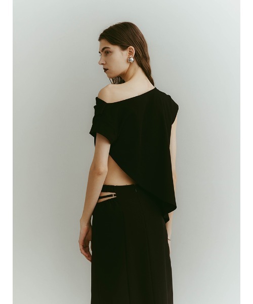 ILANIS(イラニス)の「Ease One-Shoulder Tee|ワンショルダーカットソー(Tシャツ/カットソー・レディース・レッド/ブラック/ホワイト・FREE)」の22枚目の写真