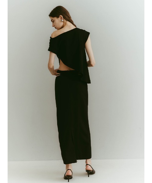 ILANIS(イラニス)の「Ease One-Shoulder Tee|ワンショルダーカットソー(Tシャツ/カットソー・レディース・レッド/ブラック/ホワイト・FREE)」の21枚目の写真
