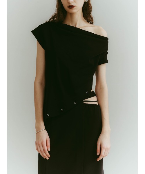 ILANIS(イラニス)の「Ease One-Shoulder Tee|ワンショルダーカットソー(Tシャツ/カットソー・レディース・レッド/ブラック/ホワイト・FREE)」の18枚目の写真