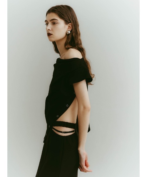 ILANIS(イラニス)の「Ease One-Shoulder Tee|ワンショルダーカットソー(Tシャツ/カットソー・レディース・レッド/ブラック/ホワイト・FREE)」の17枚目の写真