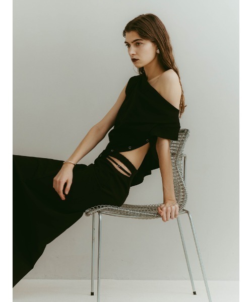 ILANIS(イラニス)の「Ease One-Shoulder Tee|ワンショルダーカットソー(Tシャツ/カットソー・レディース・レッド/ブラック/ホワイト・FREE)」の16枚目の写真