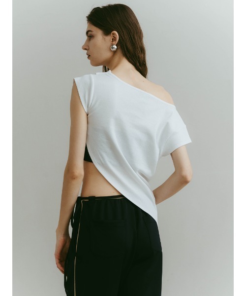 ILANIS(イラニス)の「Ease One-Shoulder Tee|ワンショルダーカットソー(Tシャツ/カットソー・レディース・レッド/ブラック/ホワイト・FREE)」の5枚目の写真