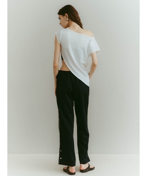 ILANIS(イラニス)の「Ease One-Shoulder Tee|ワンショルダーカットソー(Tシャツ/カットソー・レディース・レッド/ブラック/ホワイト・FREE)」の4枚目の写真