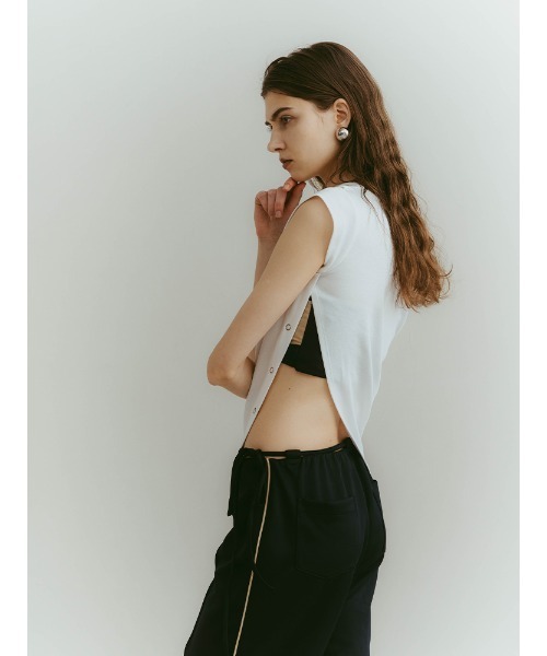 ILANIS(イラニス)の「Ease One-Shoulder Tee|ワンショルダーカットソー(Tシャツ/カットソー・レディース・レッド/ブラック/ホワイト・FREE)」の11枚目の写真