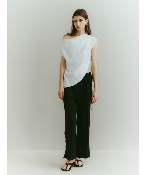 ILANIS(イラニス)の「Ease One-Shoulder Tee|ワンショルダーカットソー(Tシャツ/カットソー・レディース・レッド/ブラック/ホワイト・FREE)」の12枚目の写真
