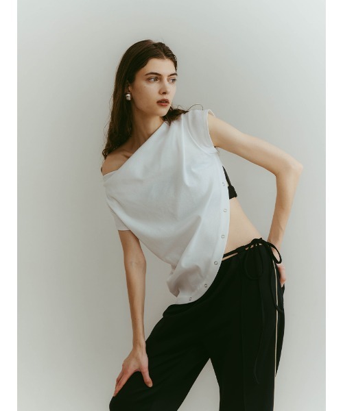 ILANIS(イラニス)の「Ease One-Shoulder Tee|ワンショルダーカットソー(Tシャツ/カットソー・レディース・レッド/ブラック/ホワイト・FREE)」の14枚目の写真