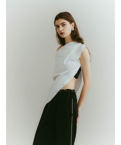 ILANIS(イラニス)の「Ease One-Shoulder Tee|ワンショルダーカットソー(Tシャツ/カットソー・レディース・レッド/ブラック/ホワイト・FREE)」の13枚目の写真