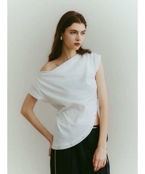 ILANIS(イラニス)の「Ease One-Shoulder Tee|ワンショルダーカットソー(Tシャツ/カットソー・レディース・レッド/ブラック/ホワイト・FREE)」の15枚目の写真