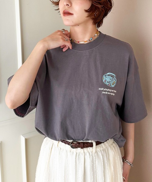 DOUBLE NAME(ダブルネーム)の「00’s Gadges刺しゅうTEE(Tシャツ/カットソー・レディース・オフホワイト/オレンジ/ブラック系・FREE)」の2枚目の写真