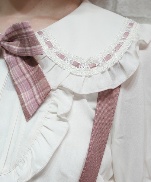 axes femme POETIQUE（アクシーズファムポエティック）の「ブローチ付ハシゴレース衿ＢＬ（シャツ/ブラウス・レディース・ホワイト/ピンク/キナリ・MEDIUM）」の7枚目の写真