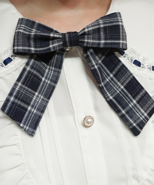 axes femme POETIQUE（アクシーズファムポエティック）の「ブローチ付ハシゴレース衿ＢＬ（シャツ/ブラウス・レディース・ホワイト/ピンク/キナリ・MEDIUM）」の10枚目の写真