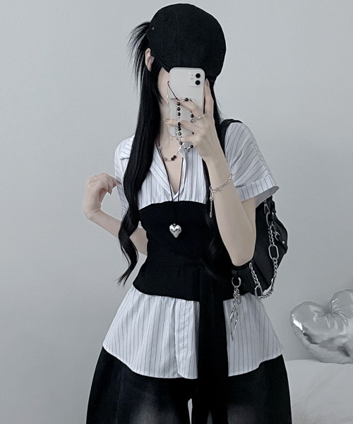 Emilie(エミリー)の「ストライプシャツxチューブトップ レイヤード風 半袖トップス(シャツ/ブラウス・レディース・ブラック/アイボリー/ライトブルー・FREE)」の2枚目の写真