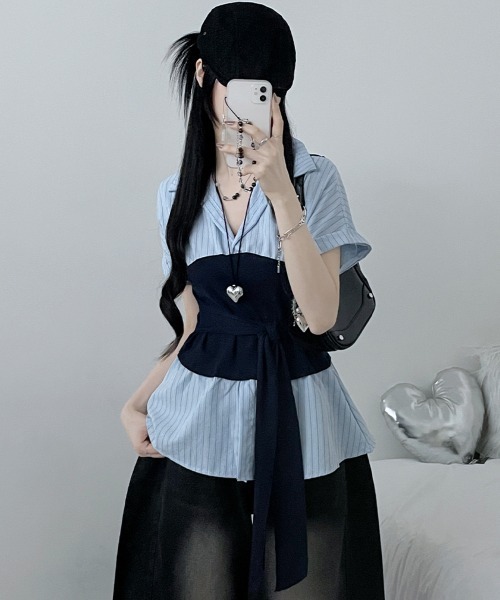 Emilie(エミリー)の「ストライプシャツxチューブトップ レイヤード風 半袖トップス(シャツ/ブラウス・レディース・ブラック/アイボリー/ライトブルー・FREE)」の1枚目の写真