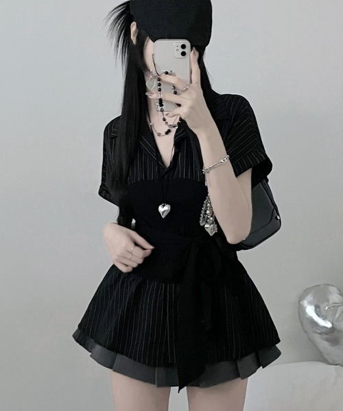 Emilie(エミリー)の「ストライプシャツxチューブトップ レイヤード風 半袖トップス(シャツ/ブラウス・レディース・ブラック/アイボリー/ライトブルー・FREE)」の3枚目の写真