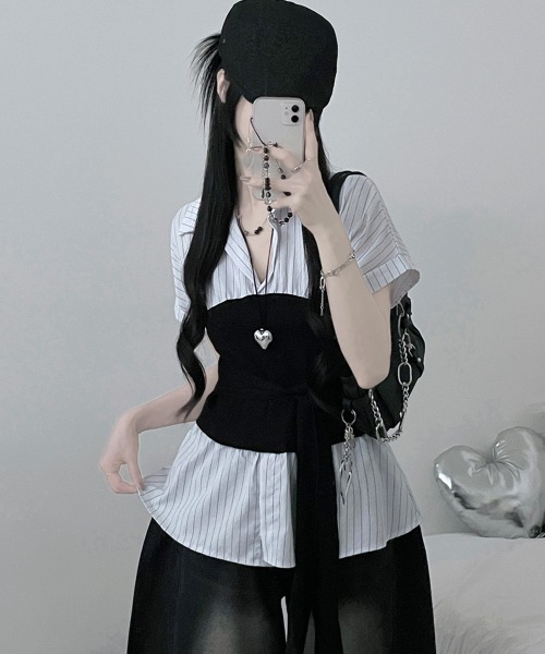 Emilie(エミリー)の「ストライプシャツxチューブトップ レイヤード風 半袖トップス(シャツ/ブラウス・レディース・ブラック/アイボリー/ライトブルー・FREE)」の4枚目の写真