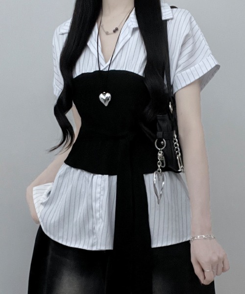 Emilie(エミリー)の「ストライプシャツxチューブトップ レイヤード風 半袖トップス(シャツ/ブラウス・レディース・ブラック/アイボリー/ライトブルー・FREE)」の6枚目の写真