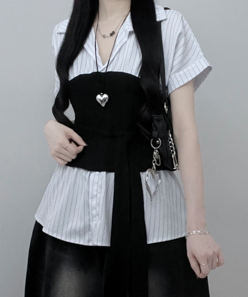 Emilie(エミリー)の「ストライプシャツxチューブトップ レイヤード風 半袖トップス(シャツ/ブラウス・レディース・ブラック/アイボリー/ライトブルー・FREE)」の8枚目の写真