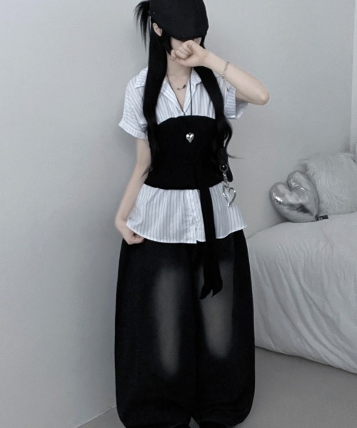 Emilie(エミリー)の「ストライプシャツxチューブトップ レイヤード風 半袖トップス(シャツ/ブラウス・レディース・ブラック/アイボリー/ライトブルー・FREE)」の9枚目の写真
