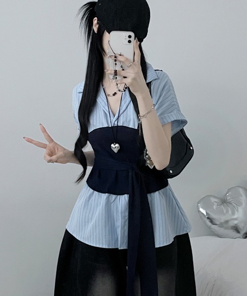 Emilie(エミリー)の「ストライプシャツxチューブトップ レイヤード風 半袖トップス(シャツ/ブラウス・レディース・ブラック/アイボリー/ライトブルー・FREE)」の10枚目の写真