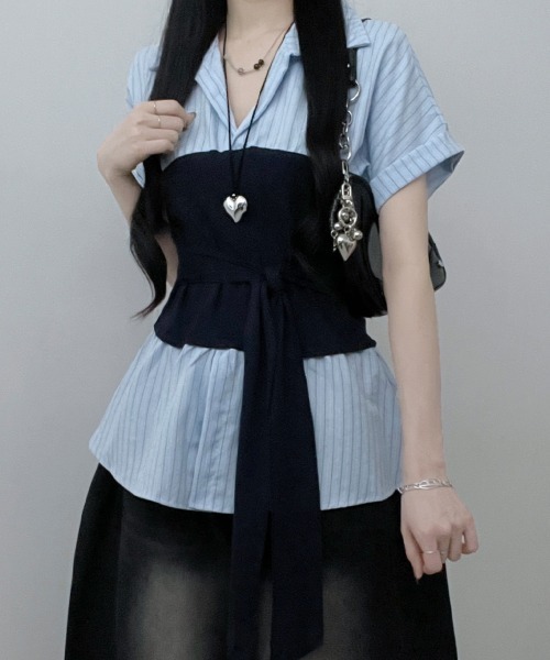 Emilie(エミリー)の「ストライプシャツxチューブトップ レイヤード風 半袖トップス(シャツ/ブラウス・レディース・ブラック/アイボリー/ライトブルー・FREE)」の12枚目の写真