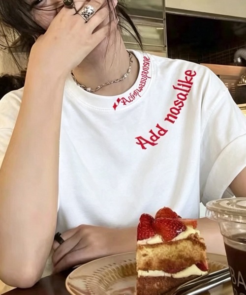 Songe(ソンジュ)の「ワンポイントロゴ刺しゅう半袖Tシャツ(Tシャツ/カットソー・レディース・ホワイト/ブラック・M/L)」の7枚目の写真