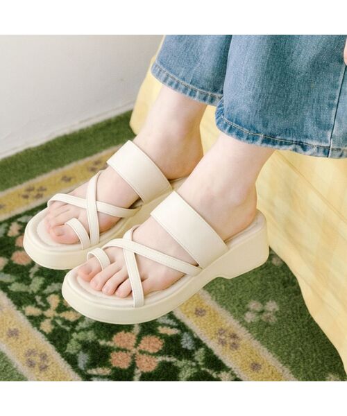 SPUR(シュプール)の「Croll Strap フラットフォームサンダル プラットフォーム5cm -US9067 (3色)(サンダル・レディース・ブラック/シルバー/アイボリー・40/38/39/35/36/37)」の1枚目の写真