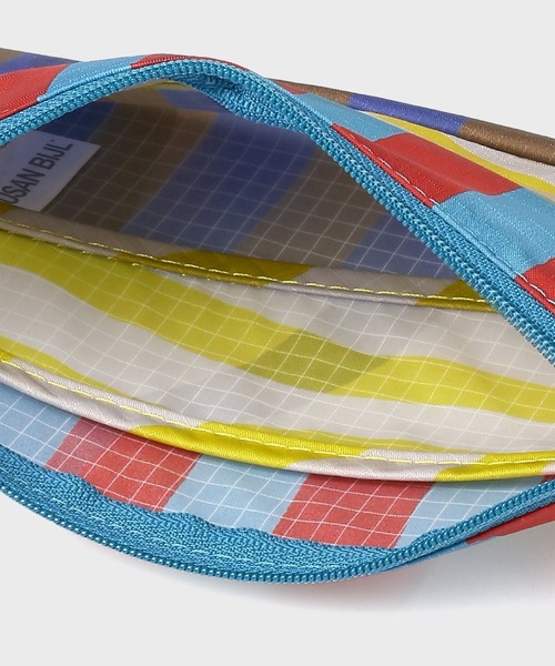 Paul Smith(ポールスミス)の「Susan Bijl x Paul Smith "The New Pouch" Small【553451 BIJLPS】(ポーチ・メンズ・ライトインディゴブルー/ベージュ・FREE)」の4枚目の写真
