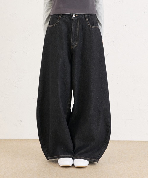 FCMM（エフシーエムエム）の「LOGO CURVE DENIM PANTS / ロゴカーブデニムパンツ（デニムパンツ・レディース・インディゴブルー/ブラック/ブルー・LARGE/SMALL/MEDIUM）」の2枚目の写真