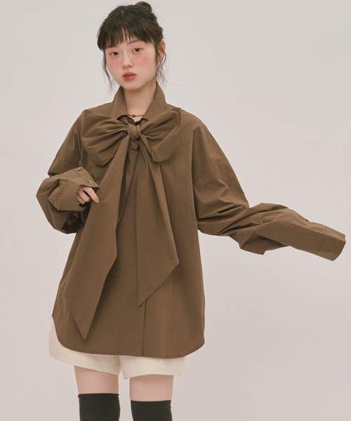 loin nuit(ロワンニュイ)の「nuance button ribbon shirt / ニュアンスボタンリボンシャツ(シャツ/ブラウス・レディース・アイボリー/ブラウン/ライトブルー/ブラック・FREE)」の6枚目の写真
