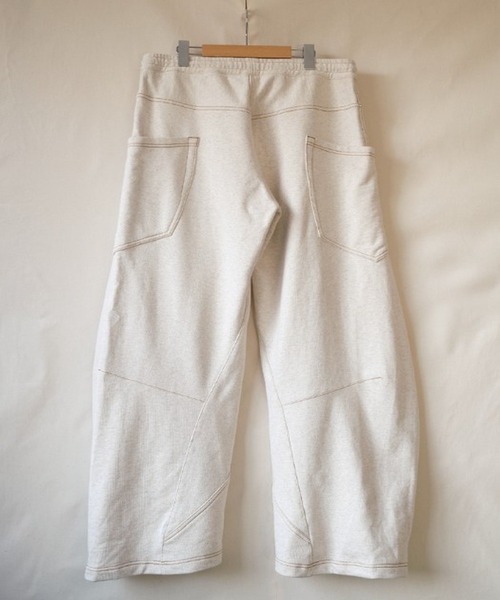 KHOKI(コッキ)の「【KHOKI/コッキ】26fw-p-13 3D cutting sweat pants(スウェットパンツ・メンズ・アイボリー/ブラック・3/2/1)」の4枚目の写真
