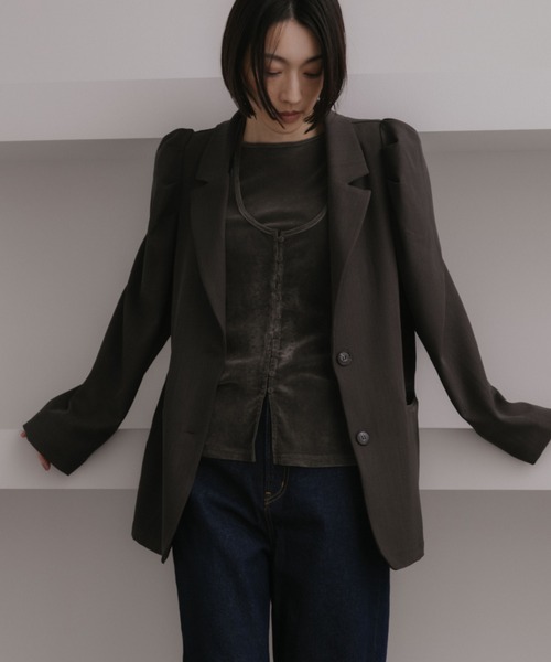 ANF.MUU(アンフムー)の「ショルダータックテーラードジャケット(テーラードジャケット・レディース・ベージュ/チャコールグレー・FREE)」の1枚目の写真