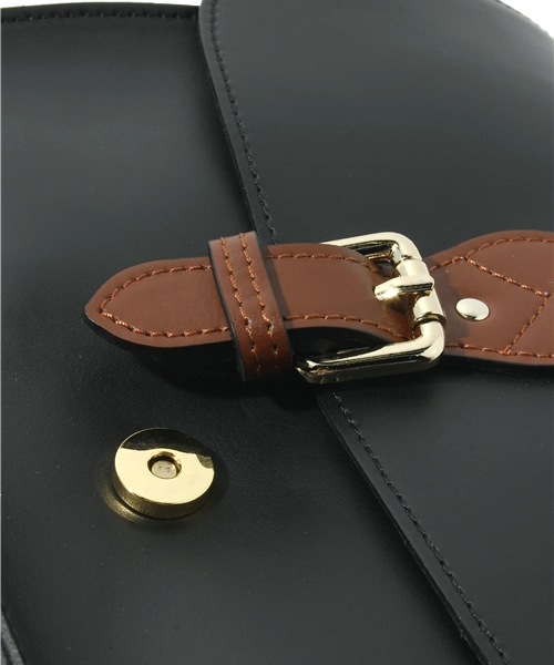 NANO universe（ナノユニバース）の「innuE/バイカラークラシカルポシェット（ショルダーバッグ・レディース・グリーン/ブラウン/ブラック・FREE）」の8枚目の写真