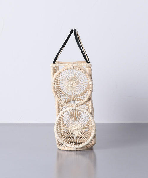 UNITED ARROWS(ユナイテッドアローズ)の「【別注】<GUADALUPE DESIGN(グアダルーペ デザイン)>SQUARE STRW バッグ ■■■◆<br>(かごバッグ・レディース・ナチュラル・FREE)」の2枚目の写真