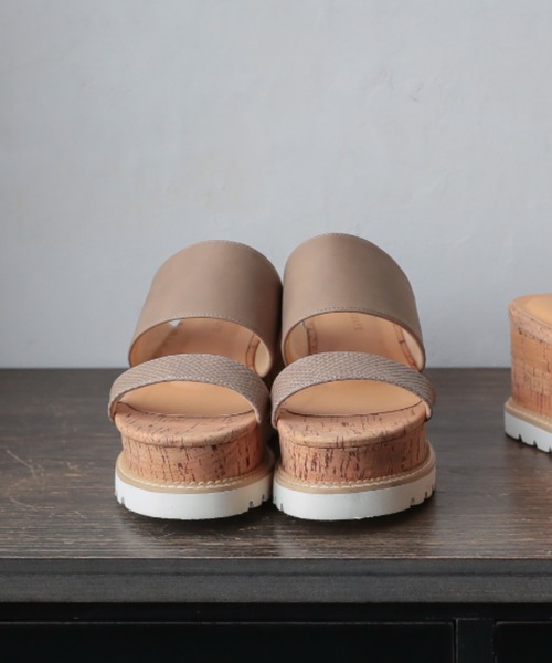 KOBE LETTUCE(コウベレタス)の「2ベルトコルクウエッジサンダル(サンダル・レディース・ホワイト/ブラック/キャメル/グレイッシュベージュ・LL/S/M/L)」の4枚目の写真