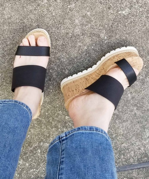 KOBE LETTUCE(コウベレタス)の「2ベルトコルクウエッジサンダル(サンダル・レディース・ホワイト/ブラック/キャメル/グレイッシュベージュ・LL/S/M/L)」の3枚目の写真