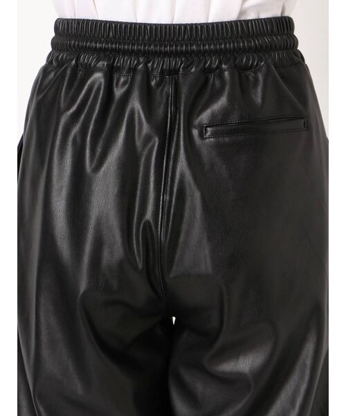 EMODA（エモダ）の「フェイクレザールーズパンツ（その他パンツ・レディース・ブラック/ブラウン・FREE）」の7枚目の写真