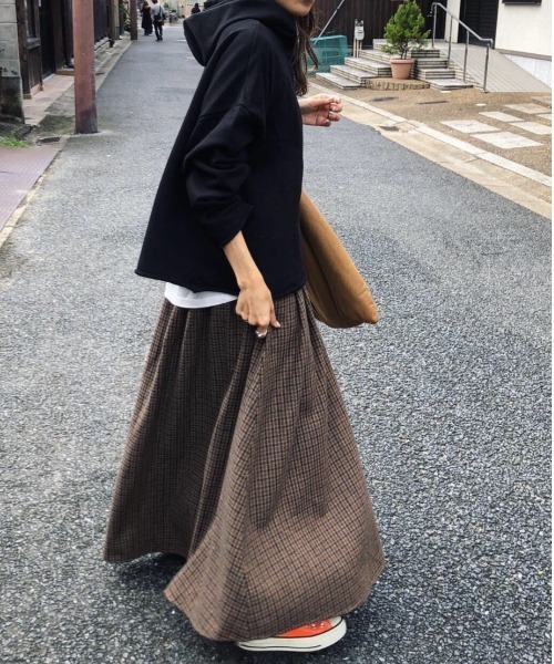 ulu(ウル)の「original check frea long skirt(スカート・レディース・ブラウン/イエロー・FREE)」の2枚目の写真