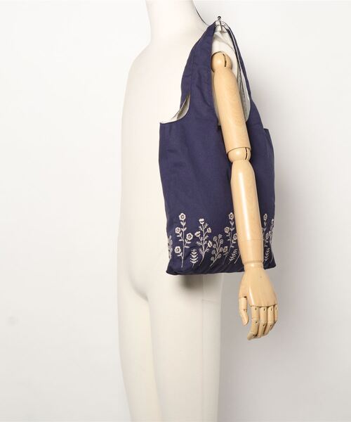 Samansa Mos2(サマンサ モスモス)の「35th花刺繍ポケッタブルトート(トートバッグ・レディース・ネイビー/ベージュ/サックスブルー・フリ-)」の7枚目の写真