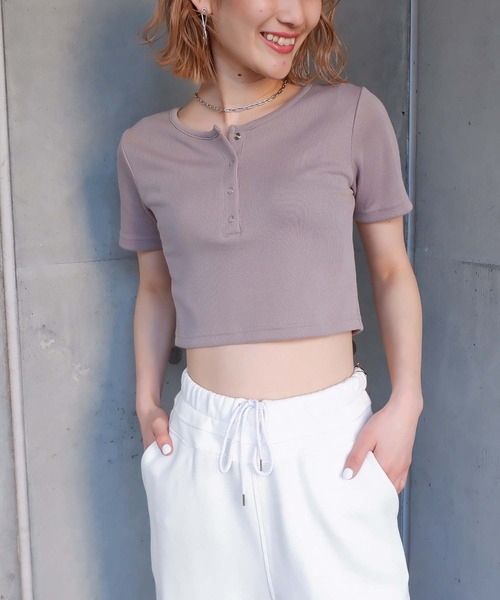 SPIRALGIRL(スパイラルガール)の「ヘンリーネックちびリブトップス(Tシャツ/カットソー・レディース・ベージュ/ブラック/ブルー/グレー・FREE)」の1枚目の写真