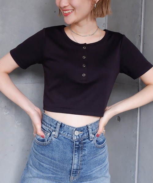 SPIRALGIRL(スパイラルガール)の「ヘンリーネックちびリブトップス(Tシャツ/カットソー・レディース・ベージュ/ブラック/ブルー/グレー・FREE)」の2枚目の写真