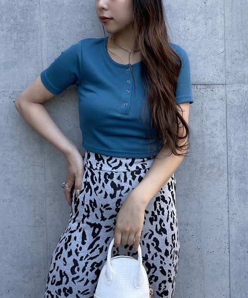 SPIRALGIRL(スパイラルガール)の「ヘンリーネックちびリブトップス(Tシャツ/カットソー・レディース・ベージュ/ブラック/ブルー/グレー・FREE)」の9枚目の写真