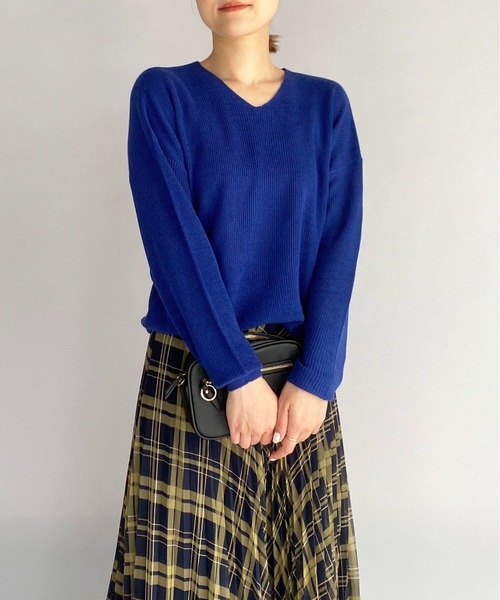 PICCIN（ピッチン）の「ダイナホット糸ホットレイV衿畔編みニット（ニット/セーター・レディース・チャコールグレー/ブラック/ブルー/アイボリー/モカ/ピンクベージュ・M）」の5枚目の写真