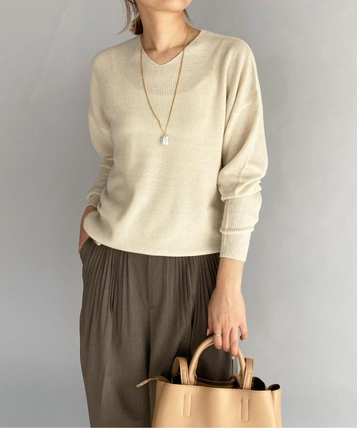 PICCIN（ピッチン）の「ダイナホット糸ホットレイV衿畔編みニット（ニット/セーター・レディース・チャコールグレー/ブラック/ブルー/アイボリー/モカ/ピンクベージュ・M）」の2枚目の写真