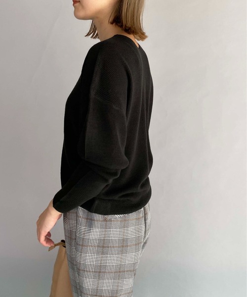 PICCIN（ピッチン）の「ダイナホット糸ホットレイV衿畔編みニット（ニット/セーター・レディース・チャコールグレー/ブラック/ブルー/アイボリー/モカ/ピンクベージュ・M）」の22枚目の写真