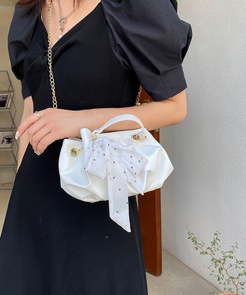 Anuenue（アヌエヌエ）の「スカーフ リボン付き ショルダーバッグ（ショルダーバッグ・レディース・ホワイト/ブラック/パープル・FREE）」の2枚目の写真